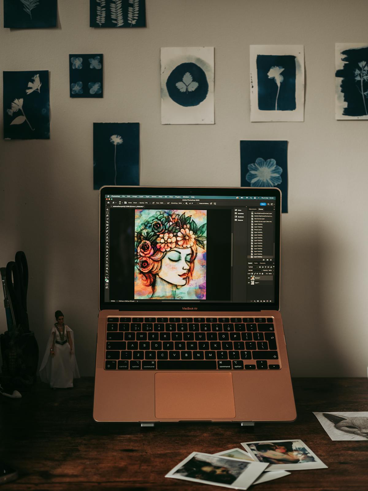 Creatieve werkplek met laptop die kleurrijke digitale kunst toont, illustratie bij AI-afbeeldingen maken voor je marketing