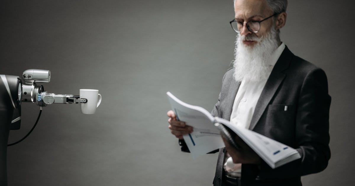 AI-agents in het MKB: robotarm helpt professional in een moderne werkomgeving