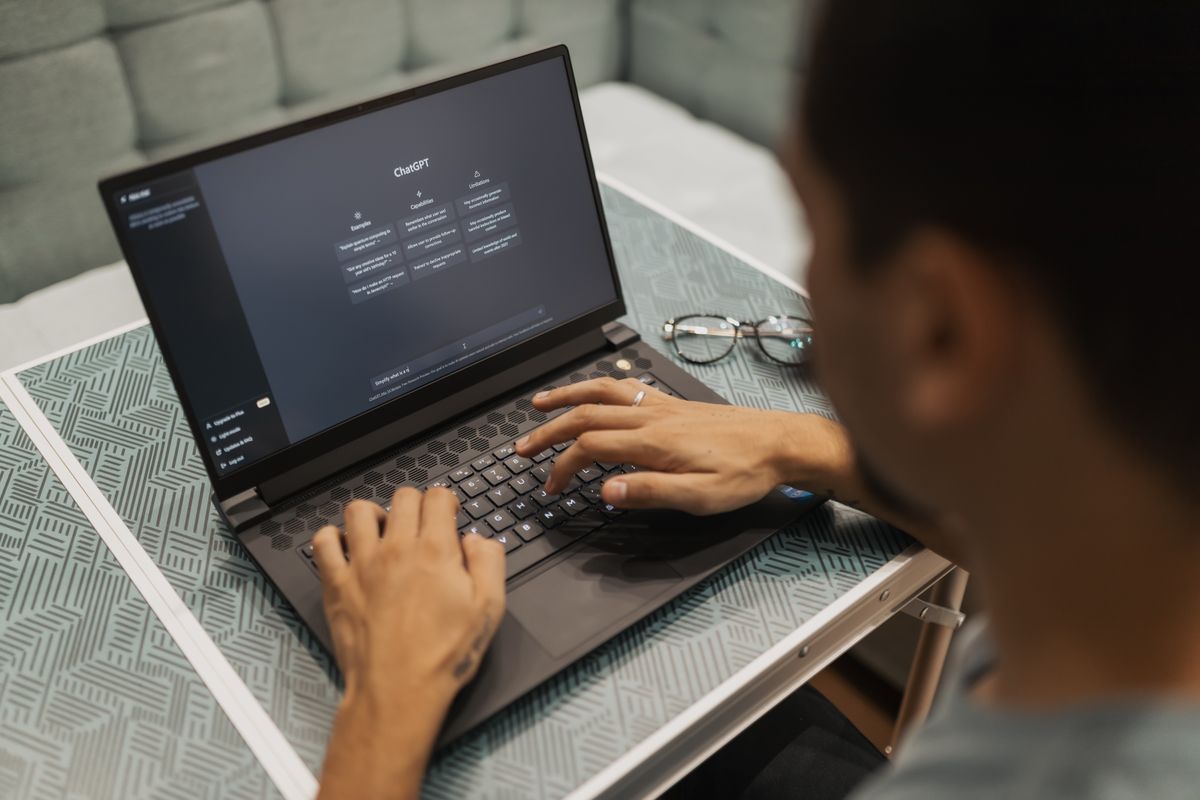 Persoon bouwt een AI-chatbot voor je eigen documenten op een laptop met een AI-interface