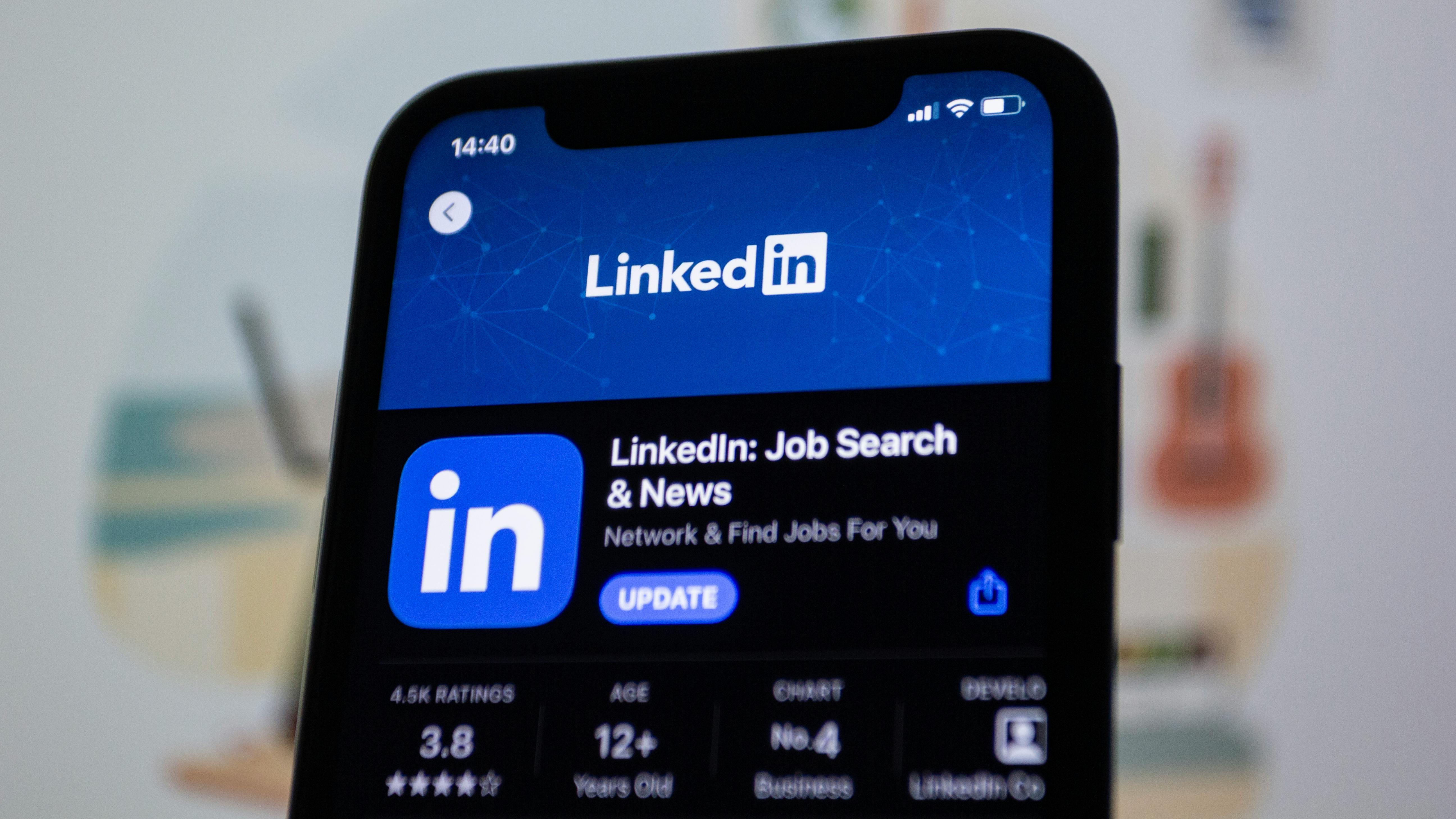 AI op LinkedIn: smartphone toont de LinkedIn-app als platform voor zakelijke posts en netwerken