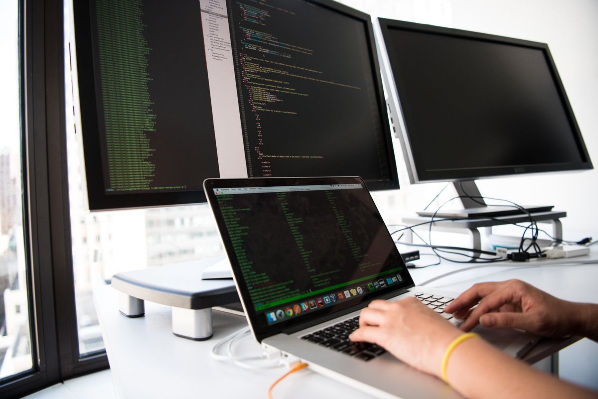 Professional geeft een AI opdracht door op een laptop te typen