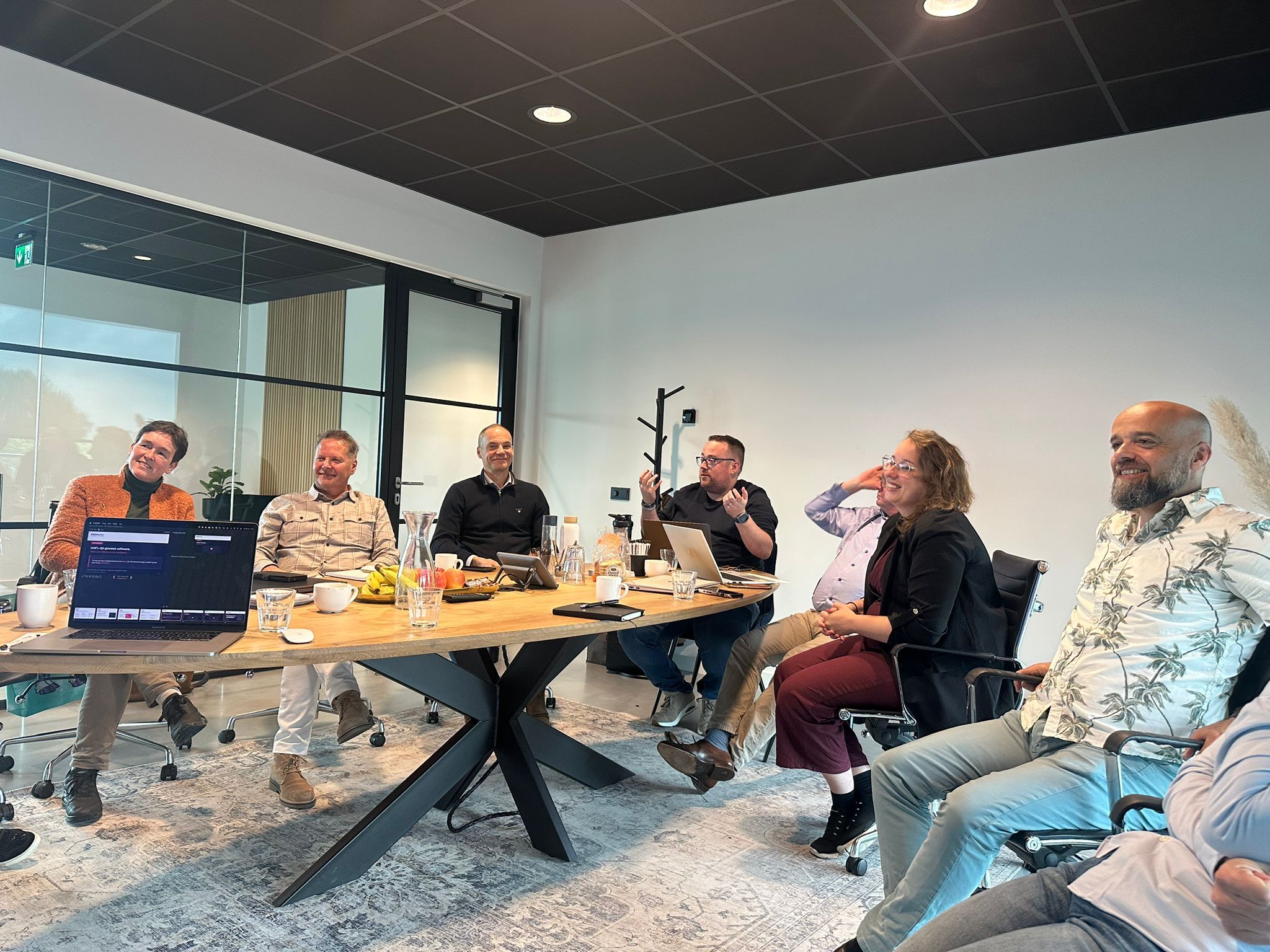 Deelnemers en gastheren in gesprek aan de lange tafel tijdens de eerste AI-Tafel sessie op 20 mei 2026 in Zaltbommel