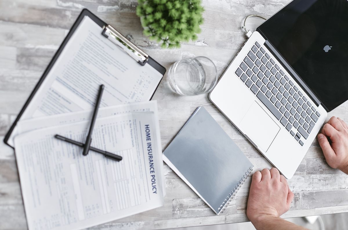 Werkplek met laptop en documenten, symbool voor AI-tools voor technische documentatie