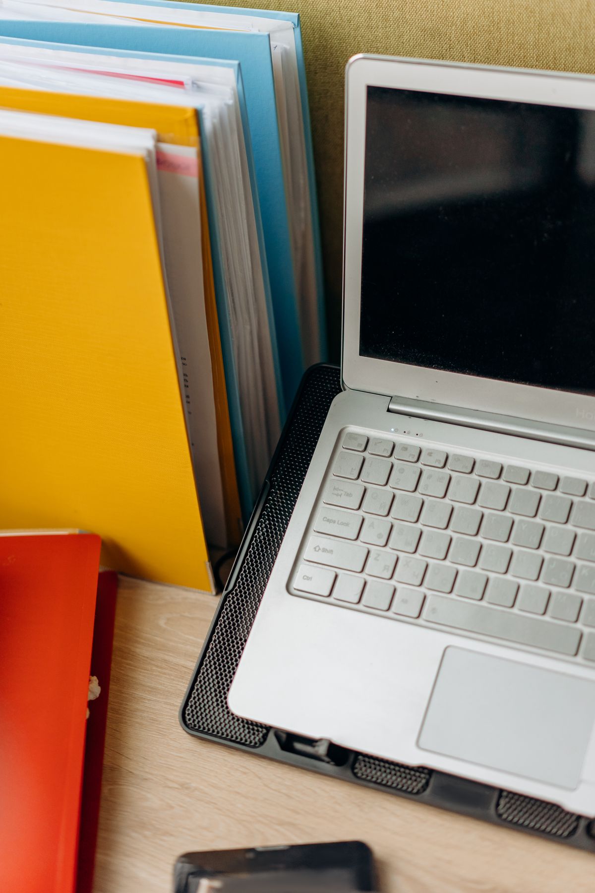 Laptop op een bureau waarop AI voor e-mail wordt gebruikt om de inbox te beheren