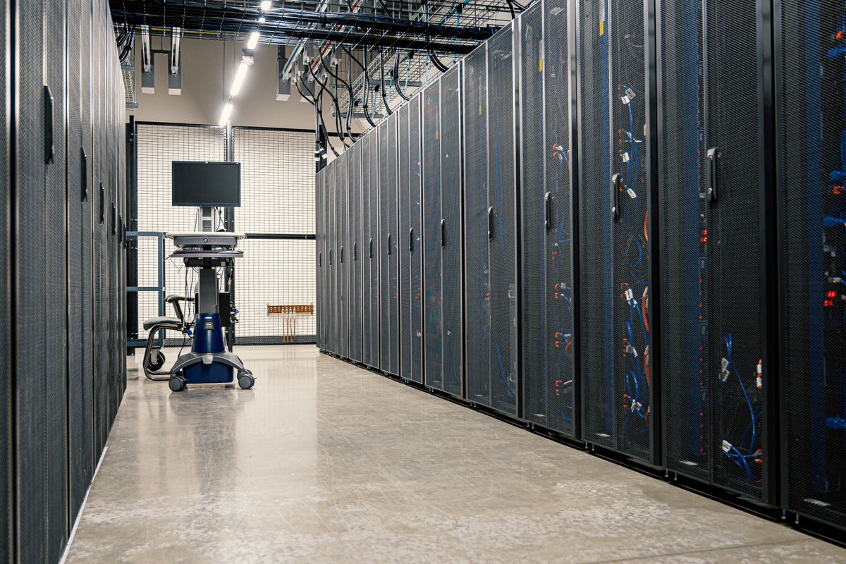 Rij serverracks in een datacenter, symbool voor AVG-proof AI-tools met Europese dataopslag