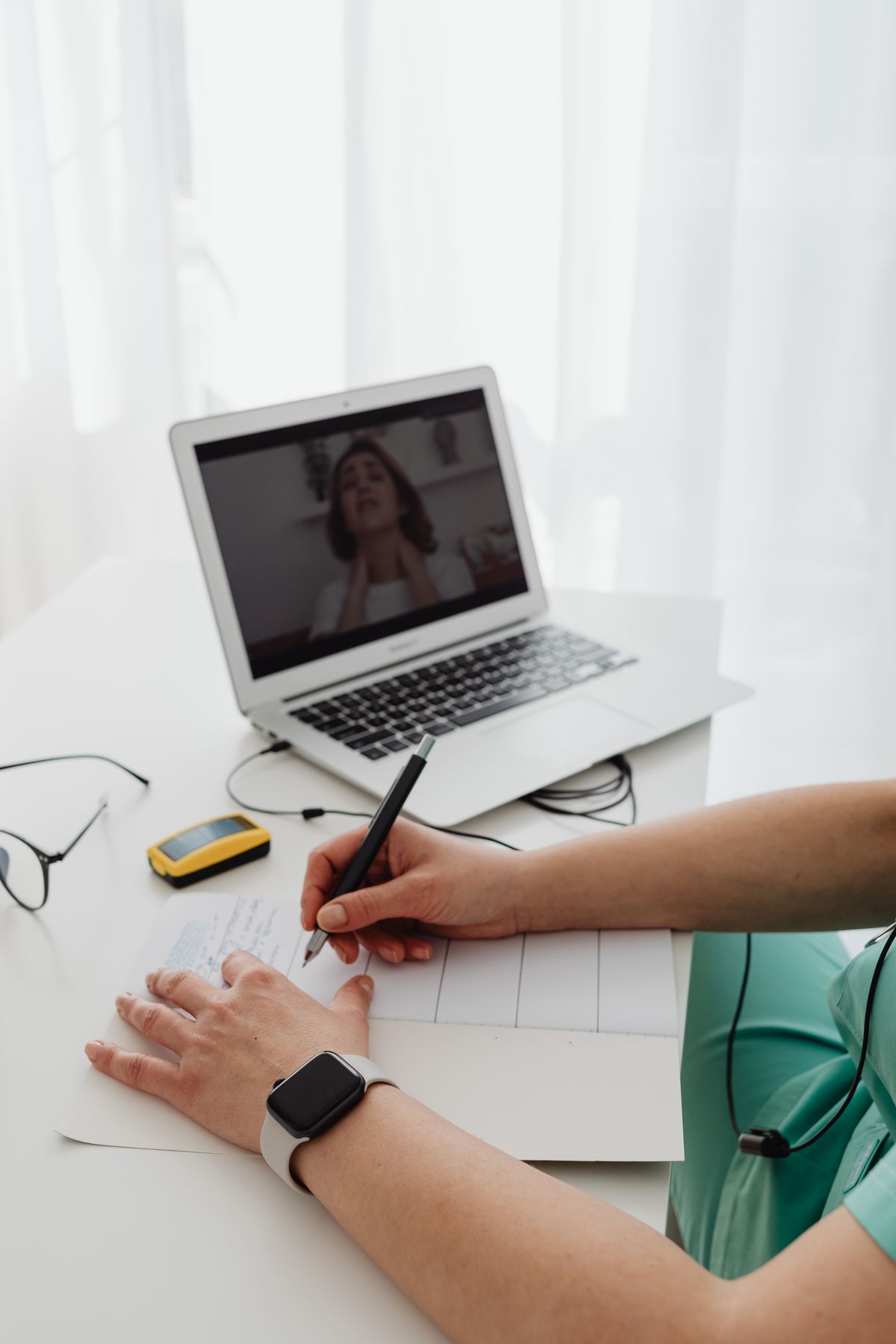 Professional maakt notulen tijdens een online vergadering met laptop, passend bij AI-notuleren tools
