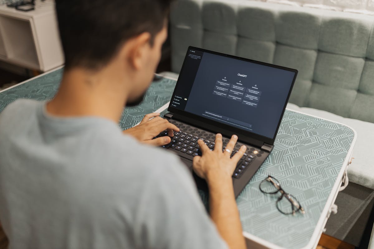 Ondernemer werkt op laptop met een AI-assistent, vergelijking ChatGPT vs Copilot vs Gemini