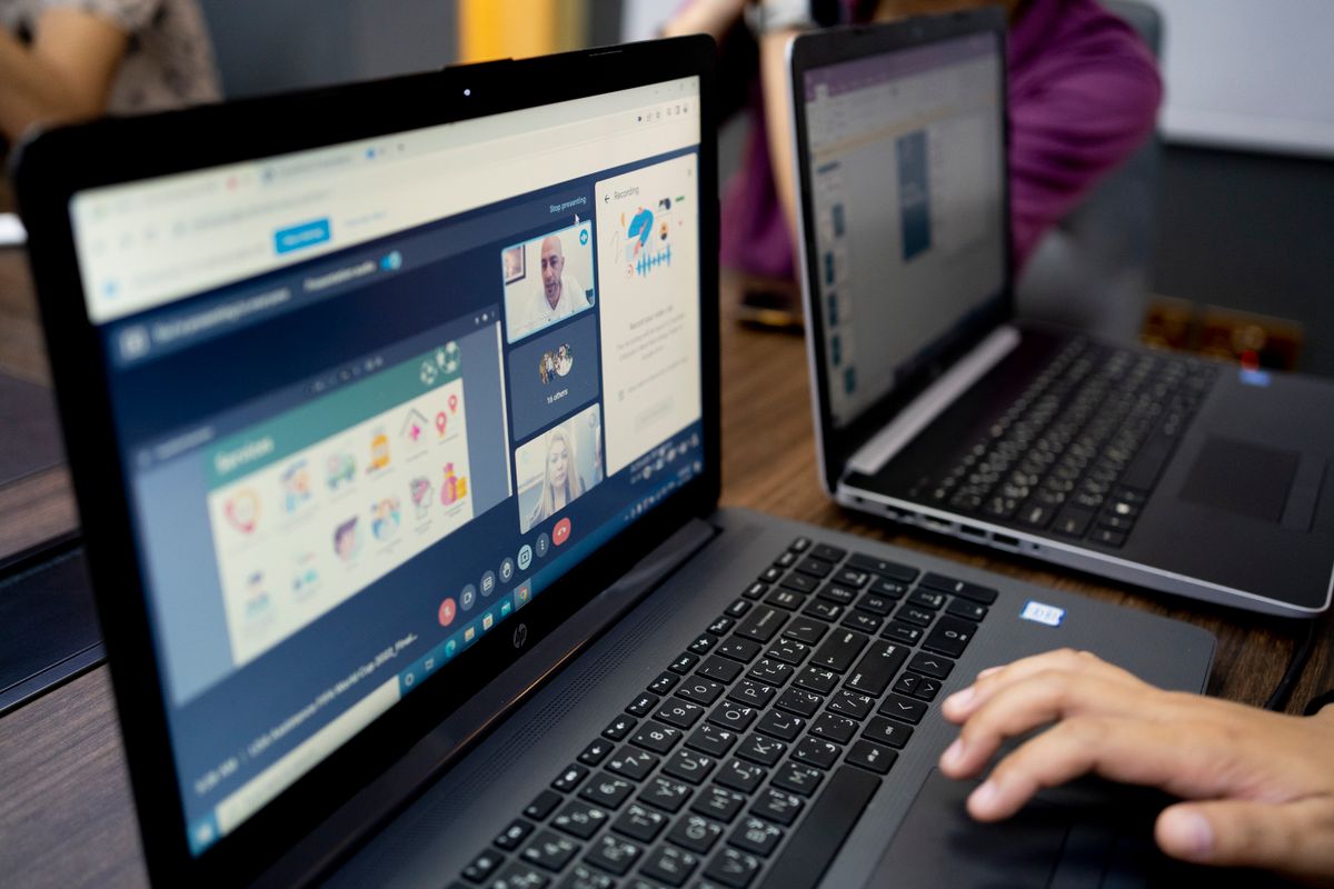 Ondernemer die zonder Teams notuleert tijdens een online vergadering op een laptop