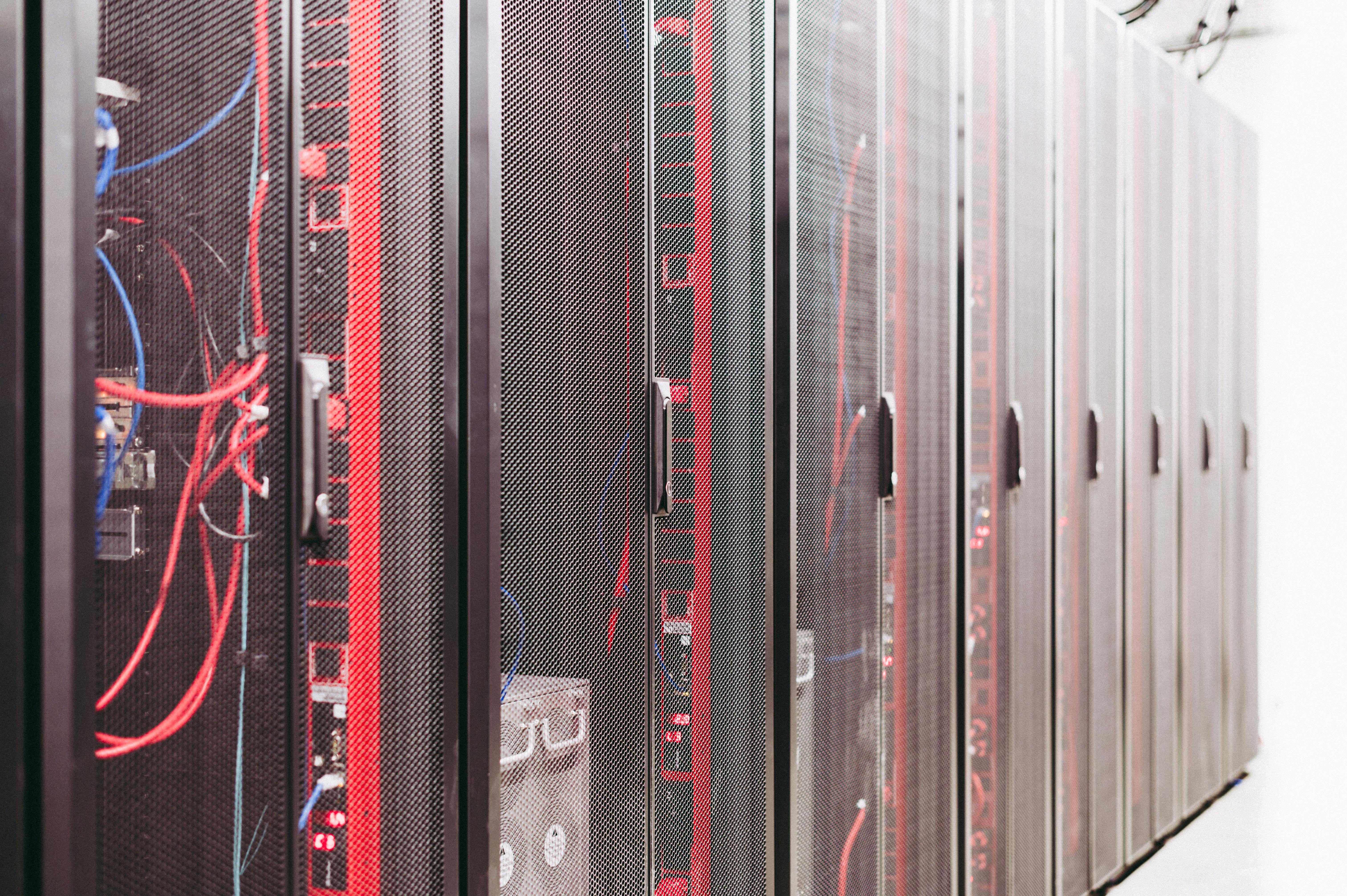 Wat is een MCP server: serverracks in een datacenter als beeld van AI-infrastructuur die met bedrijfssoftware praat