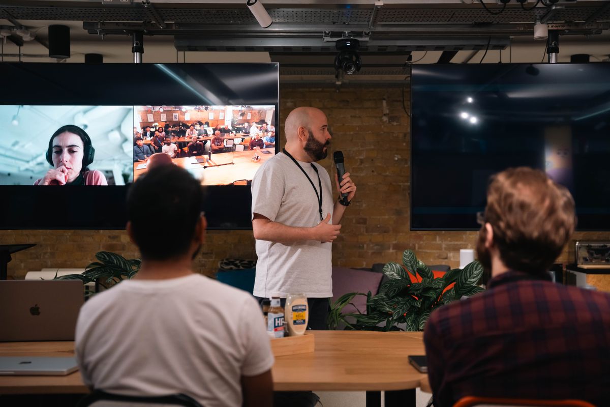 Zakelijke video maken met AI: spreker geeft een presentatie met videocall in een moderne kantooromgeving