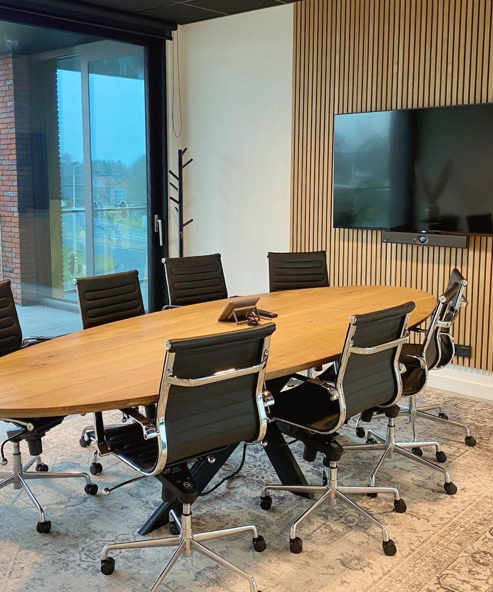 De vergaderruimte in Zaltbommel met de lange ovale tafel waar de AI-Tafel plaatsvindt