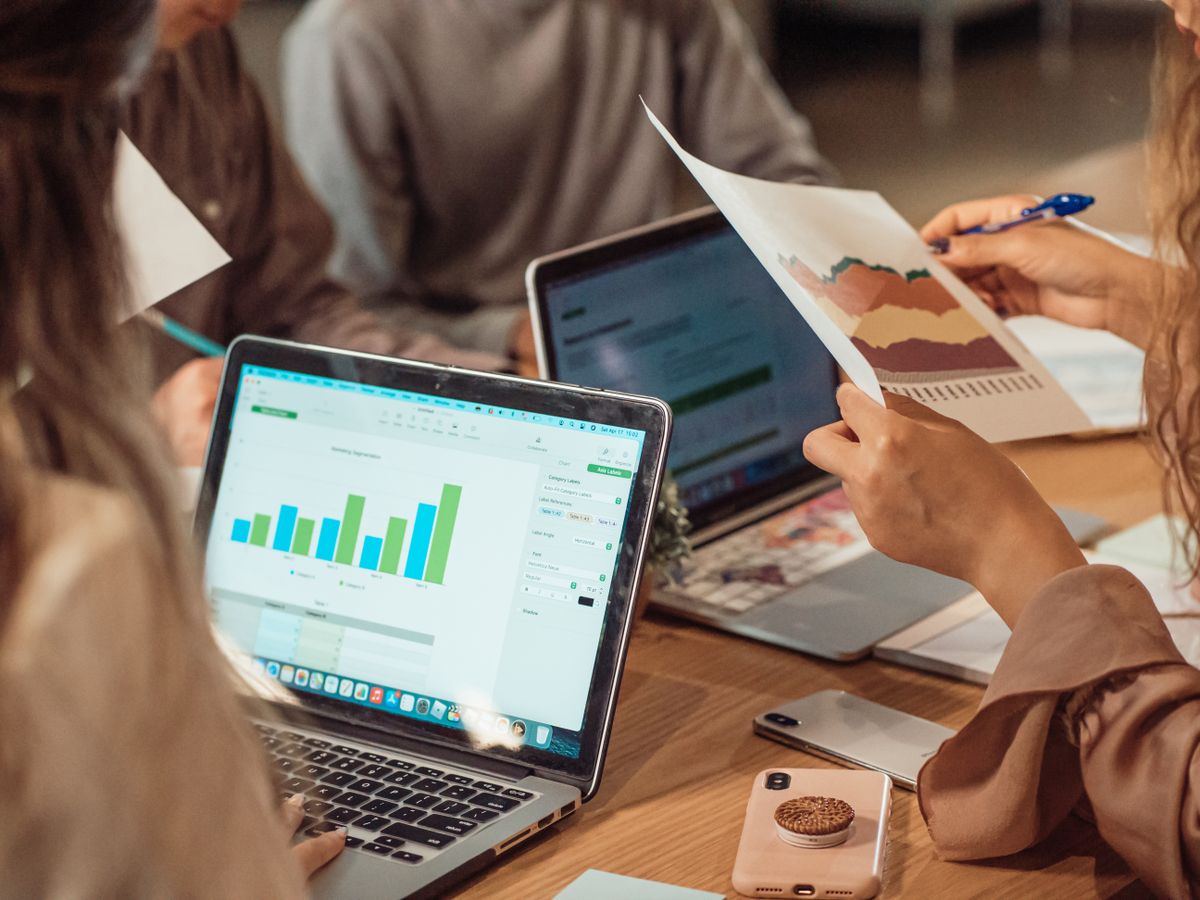 Ondernemers werken samen aan een laptop