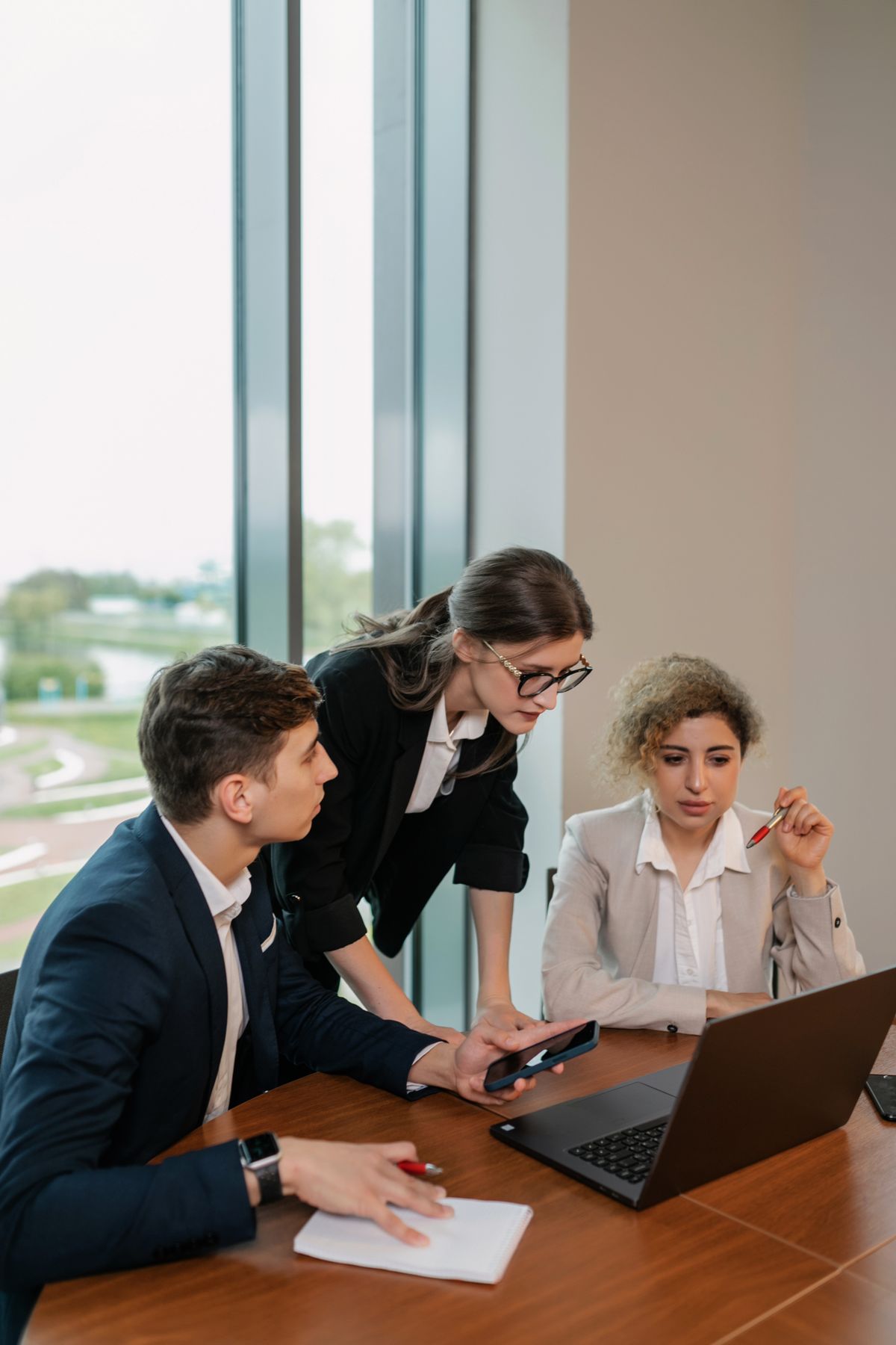 Ondernemers bespreken met een AI-bedrijf aan tafel hoe ze AI in hun MKB-bedrijf inzetten