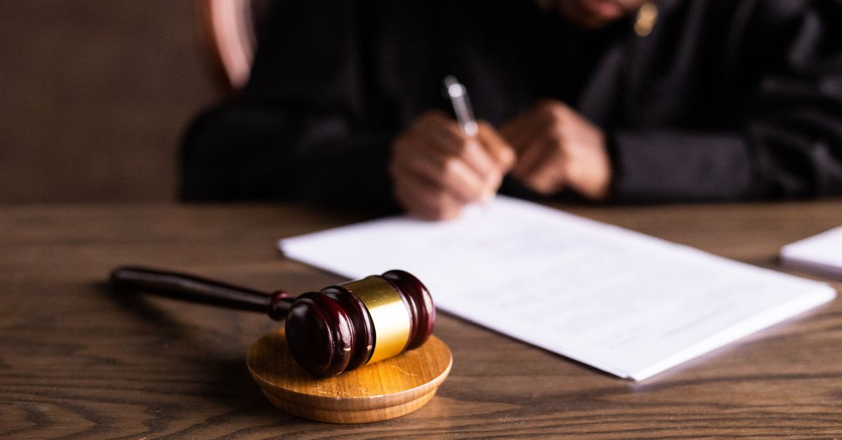 Documenten ondertekenen aan een bureau bij het opstellen van een AI-beleid voor een notaris