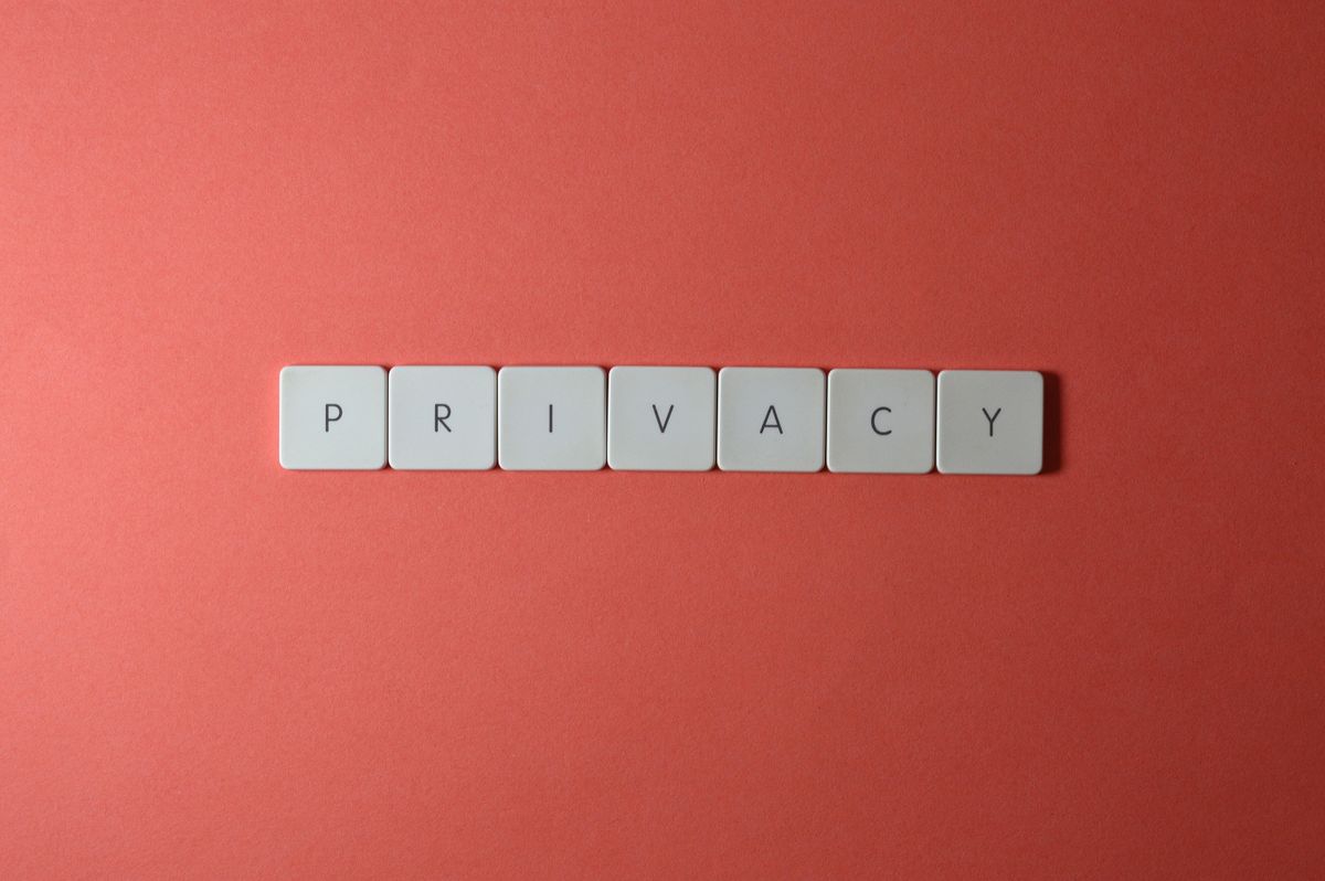 Letterblokjes die het woord PRIVACY spellen, symbool voor AI en AVG en de bescherming van persoonsgegevens