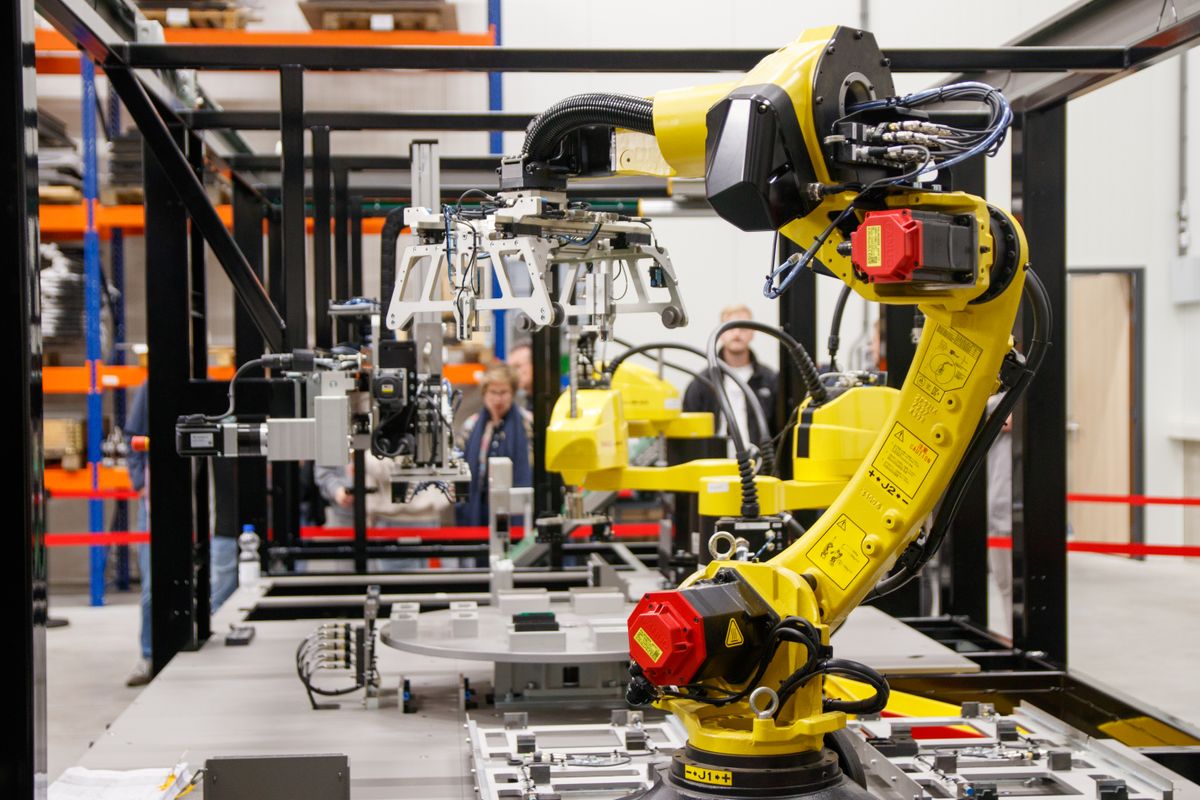 Industriële robotarm in een productiehal: AI in de industrie voor maakbedrijven