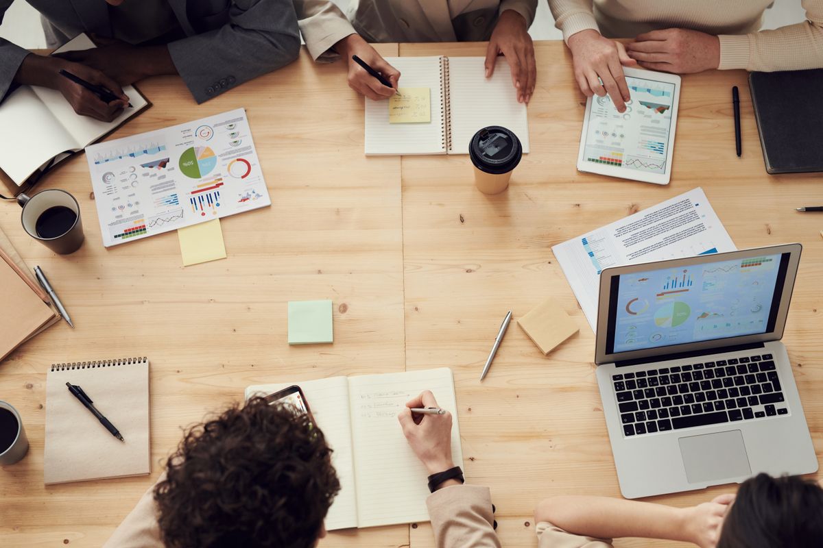 Verkoopteam bespreekt grafieken en plannen tijdens een vergadering over AI verkoopoptimalisatie