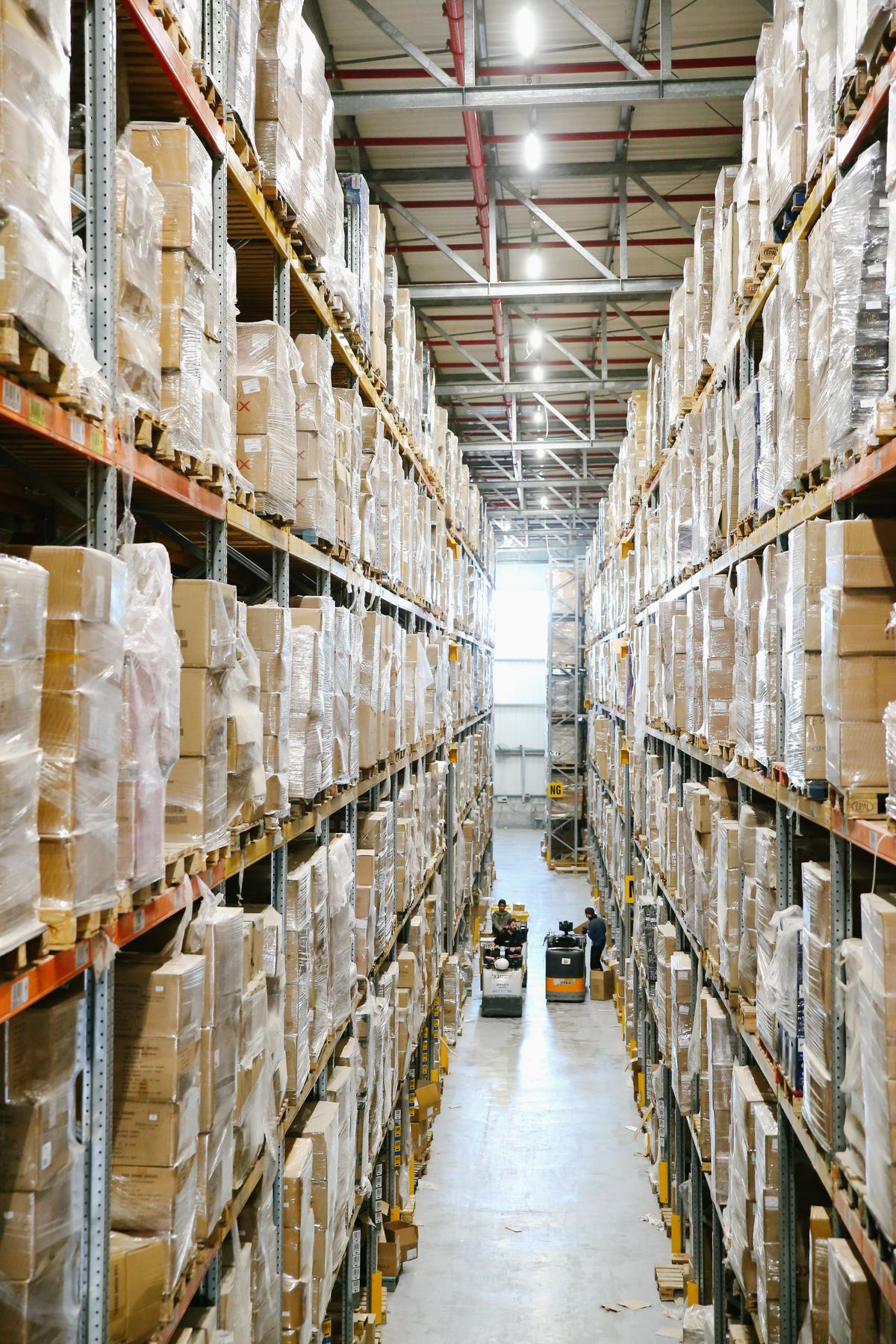 Dozen op stellingen in een magazijn: AI voorraadbeheer automatiseren