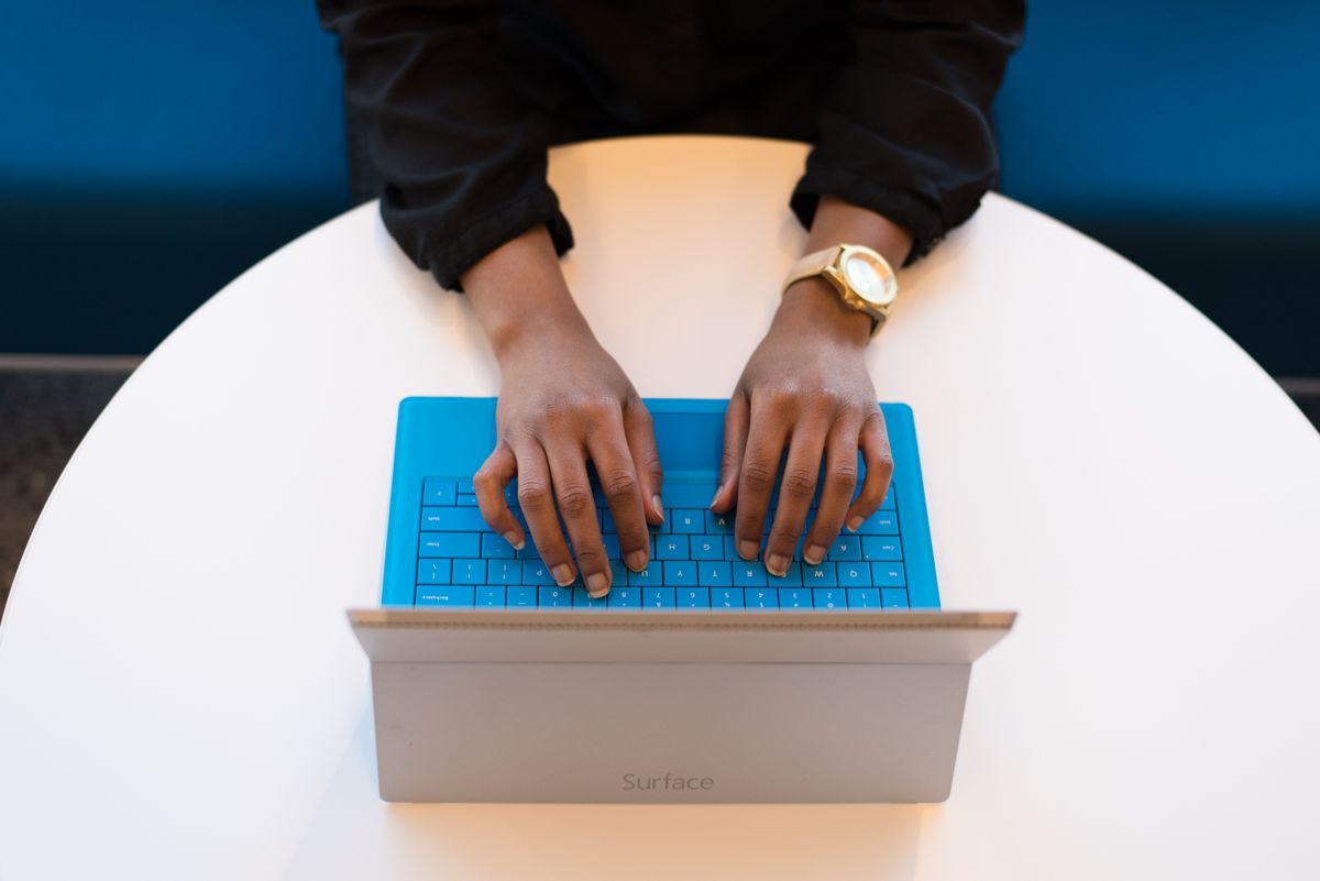 Handen typen op een laptop: LinkedIn-berichten schrijven met AI
